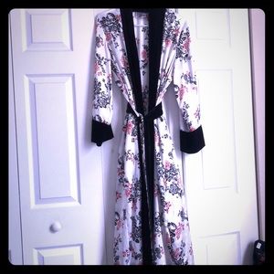 Morgan Taylor velvet collar and flower print robe